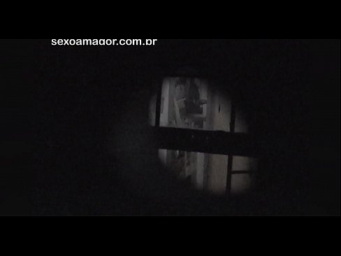 ❤️ Blondi saa salaa videokuvaa naapuruston tirkistelijältä piilossa onttojen tiilien takana ☑ Vittu video at us